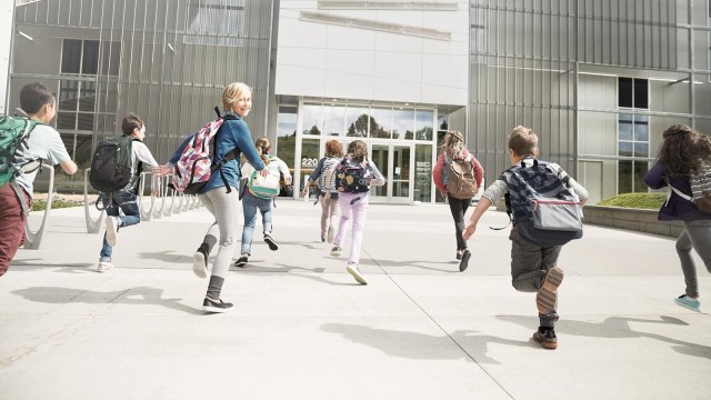 Schüler eilen in die Schule