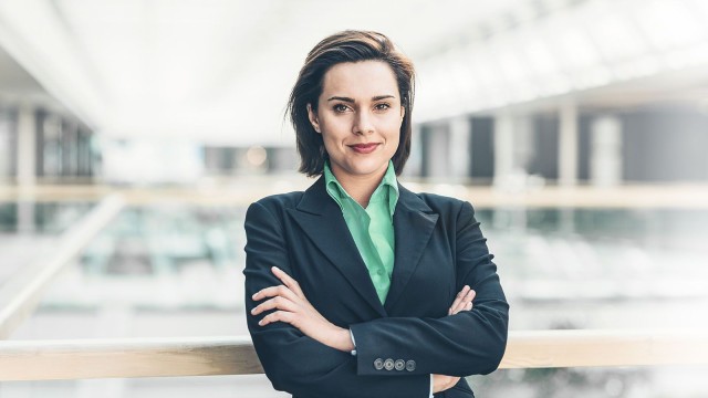 Frau mit verschränkten Armen
