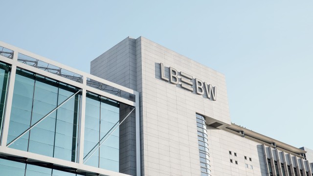 LBBW-Gebäude mit LBBW-Logo 