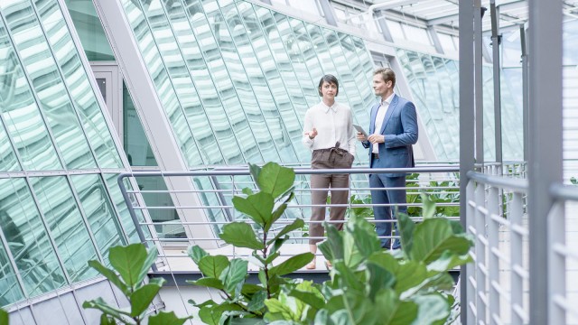 Frau und Mann sind im Gespräch in einem Bürogebäude
