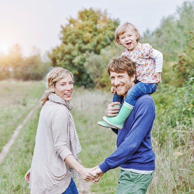 Junge Familie steht auf dem Feld