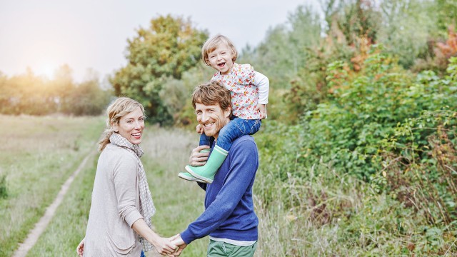 Junge Familie steht auf dem Feld