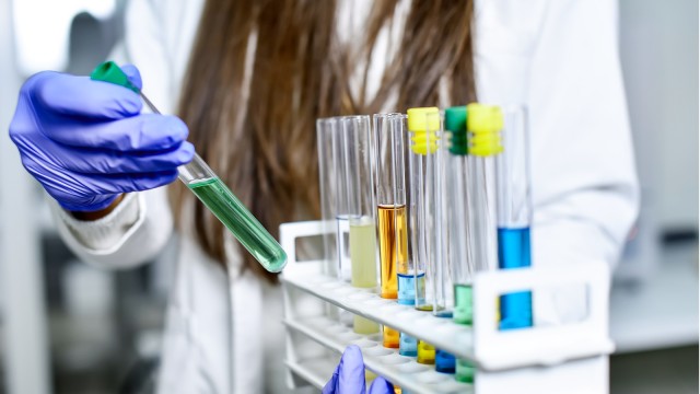 Eine Forscherin untersucht Coronaviren in Reagenzglaesern