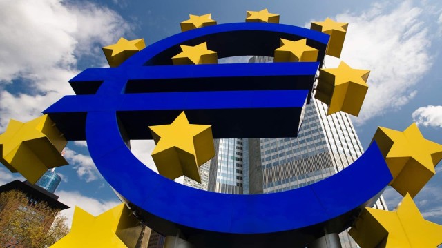 Das Euro-Zeichen als Skulptur 