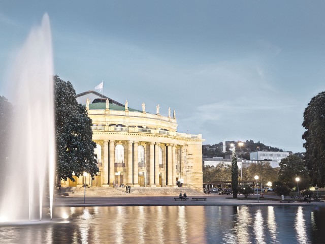 Staatsoper Stuttgart mit Blick auf einen Springbrunnen