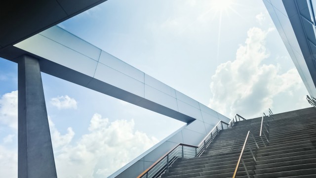 Treppe von unten mit Blick in den Himmel