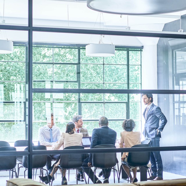 Gruppe im Workshop im verglasten Büro