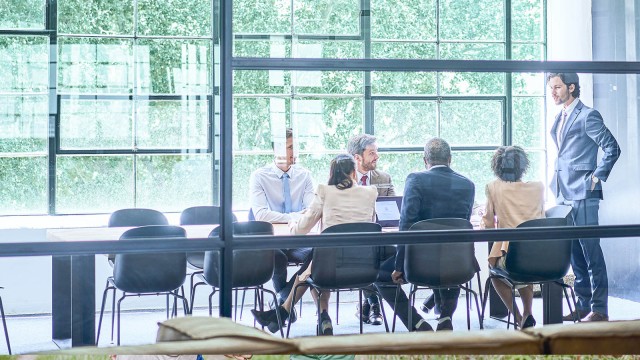 Gruppe im Workshop im verglasten Büro