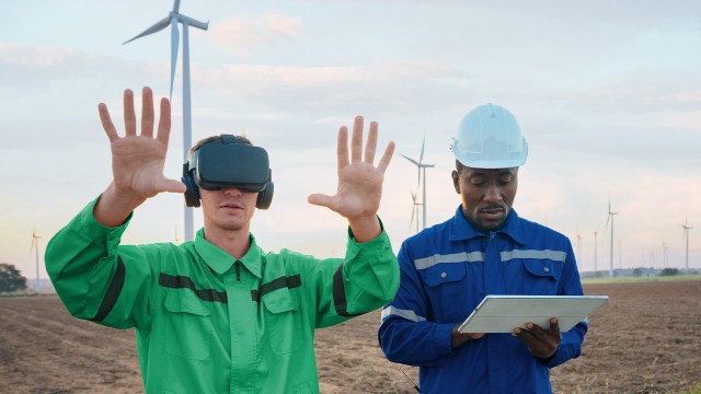 Zwei Ingenieure auf dem Feld mit VR-Brille