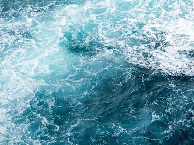 Wirbelnde See bei starkem Wind