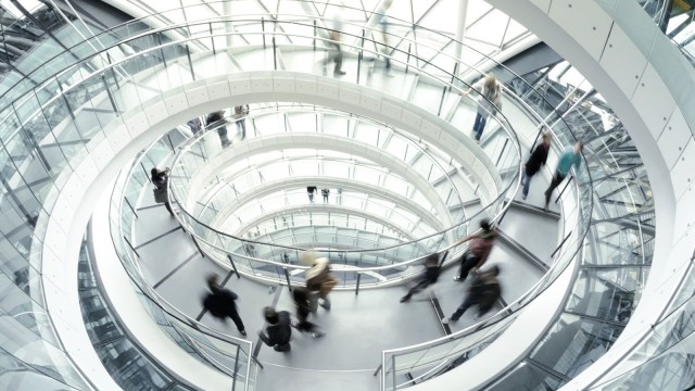 Blick auf ovales Glastreppenhaus: Die LBBW ist in engem Austausch mit Banken und Sparkassen