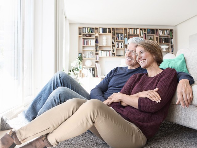 Lächelndes Paar zu Hause: Die LBBW versteht sich als Partner ihrer Privatkunden