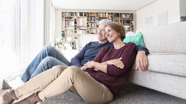 Lächelndes Paar zu Hause: Die LBBW versteht sich als Partner ihrer Privatkunden
