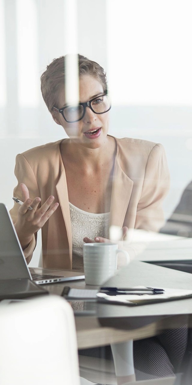 Frau und Mann im Gespr&auml;ch: Die LBBW ist erste Adresse f&uuml;r institutionelle Kunden