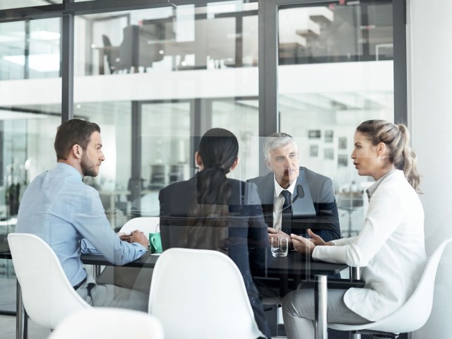 Vier Menschen diskutieren: Bei Corporate Finance schlägt das Herz der LBBW 