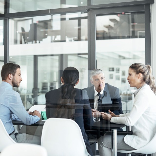 Vier Menschen diskutieren: Bei Corporate Finance schlägt das Herz der LBBW 