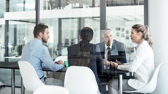 Vier Menschen diskutieren: Bei Corporate Finance schlägt das Herz der LBBW 