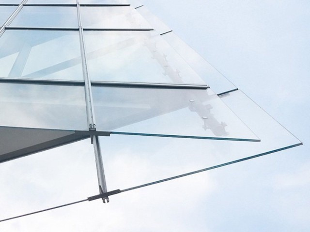 Blick nach oben auf Glasfassade: Die LBBW ist stark in der Gewerblichen Immobilienfinanzierung    