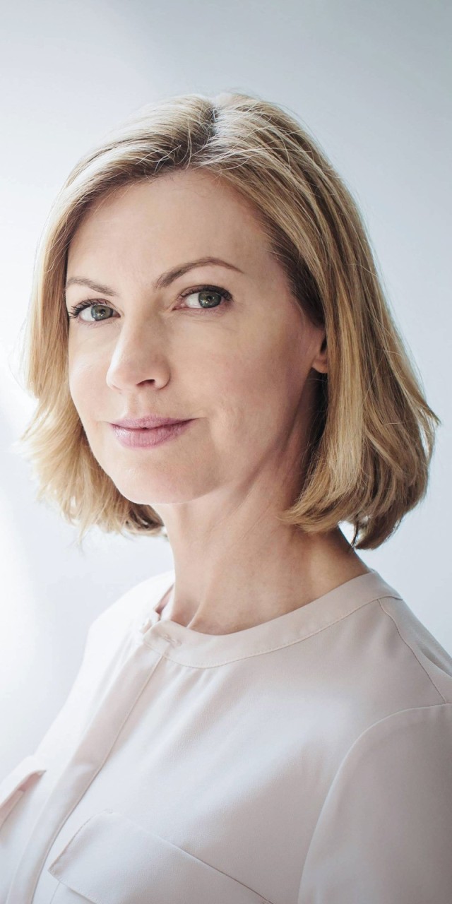 Portr&auml;t einer selbstbewussten Gesch&auml;ftsfrau im B&uuml;ro