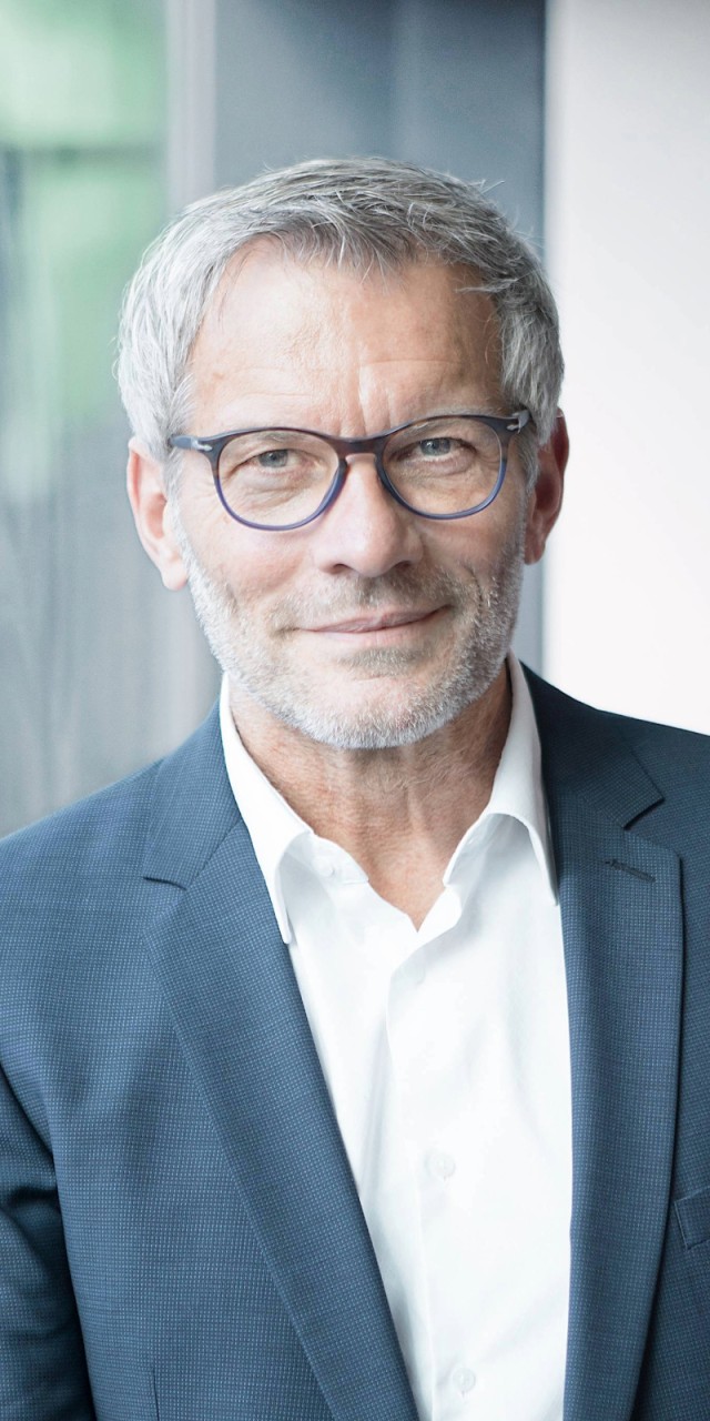 Mann schaut nach links