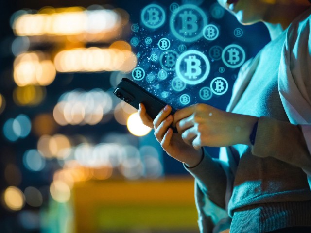 Bitcoin Frau Handy Smartphone Krypto