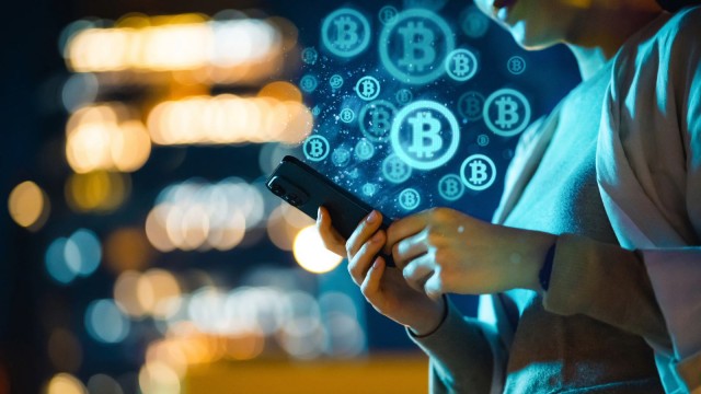 Bitcoin Frau Handy Smartphone Krypto