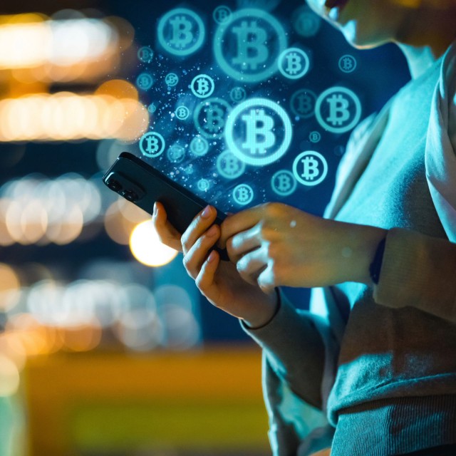 Bitcoin Frau Handy Smartphone Krypto