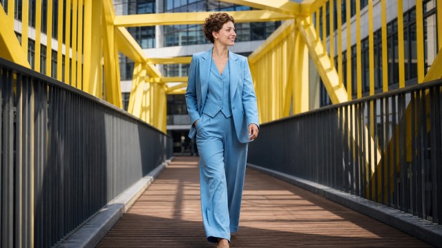 Katharina von W&uuml;rttemberg auf der Br&uuml;cke zum LBBW-Hauptsitz in Stuttgart