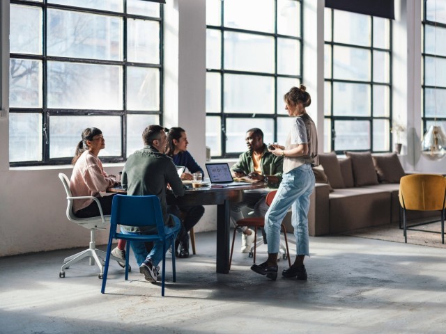 Young Professionals arbeiten in einem modernen Co-Working-Space