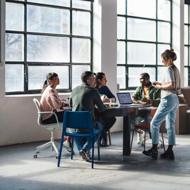 Young Professionals arbeiten in einem modernen Co-Working-Space