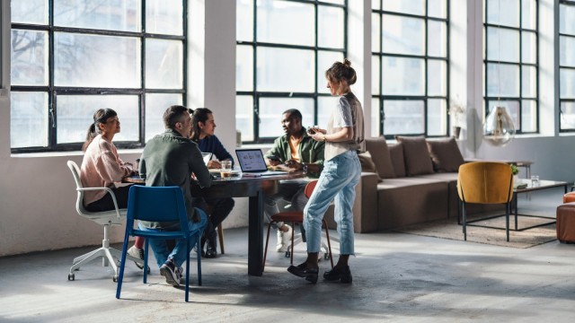 Young Professionals arbeiten in einem modernen Co-Working-Space