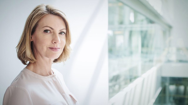 Junge Frau, die lächelt
