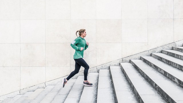 Frau joggt Treppenstufen hoch