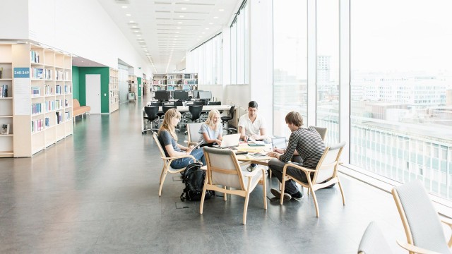 Gesellige Runde an einem Tisch