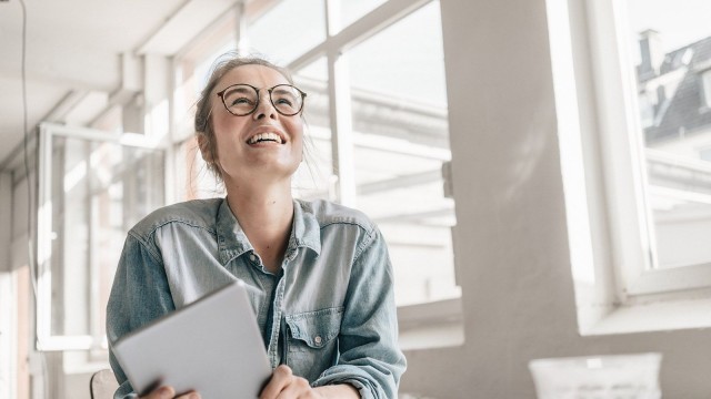 Lächelnde junge Frau mit Notebook 