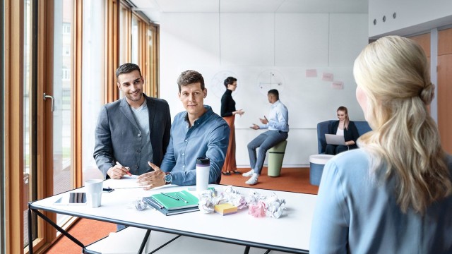 Zwei junge Männer an einem Tisch 