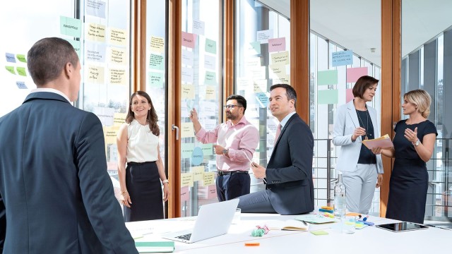 Vier Menschen in einem Kreativraum 