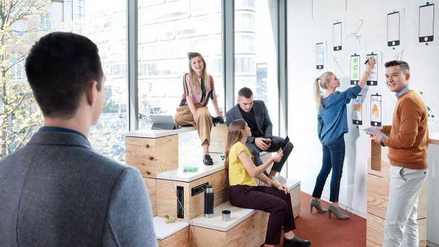 Drei Schülerinnen plus Lehrer in Kreativraum 