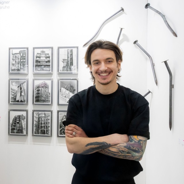 Felix Wagner vor seinen Werken