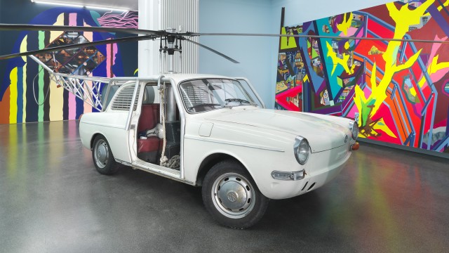 Ein kunstvoll gestaltetes Auto in einer Ausstellung