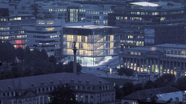 Das Kunstmuseum Stuttgart im Stadtbild am Abend