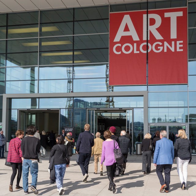 Besucher am Haupteingang der Messe ART COLOGNE