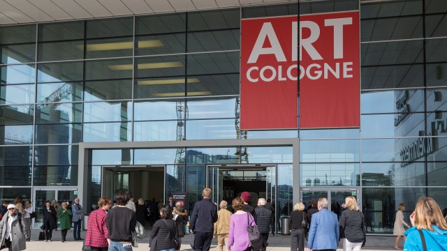 Besucher am Haupteingang der Messe ART COLOGNE