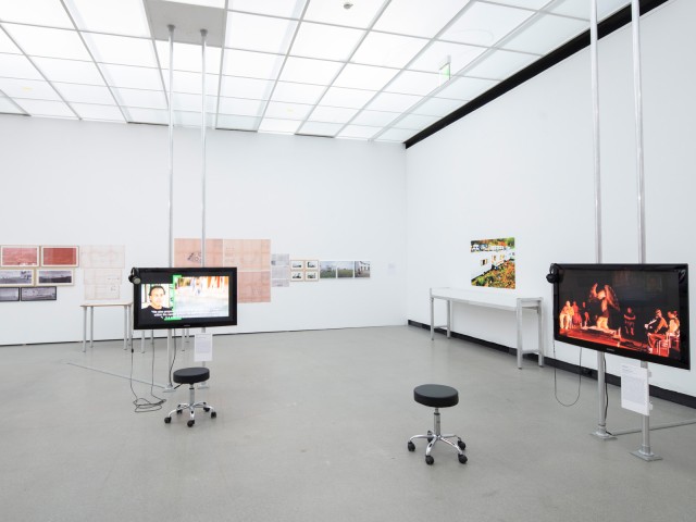 Innenansicht Kunstmuseum Stuttgart mit zwei Bildschirmen im Vordergrund