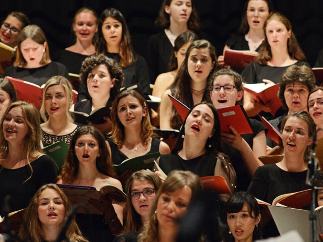 Chorsänger singen bei einem Auftritt