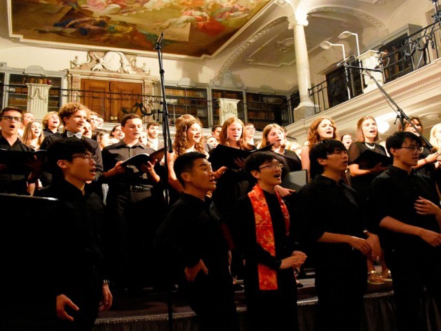 Chorsänger singen bei einem Konzert