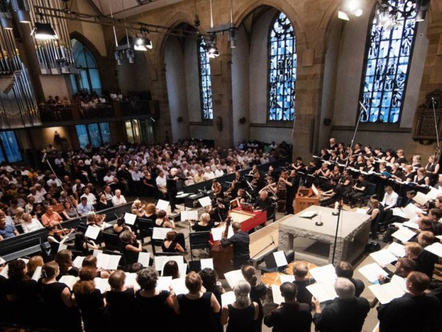 Eine Kantorei bei einem Konzert in einer Kirche
