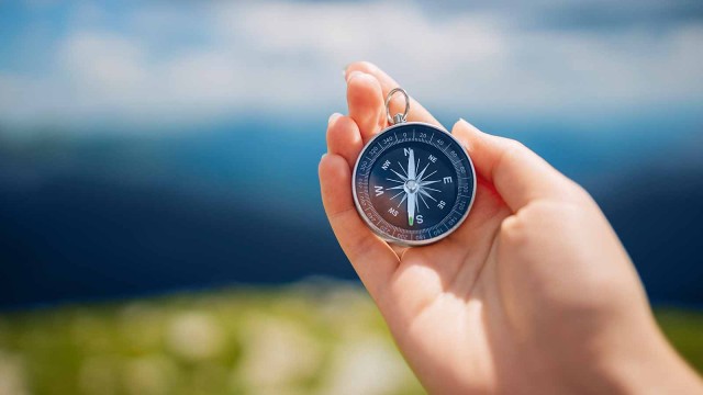 Hand hält Kompass