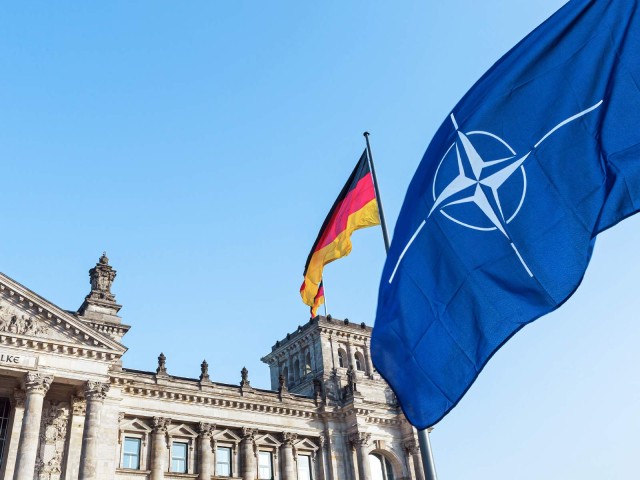 Deutschland und NATO Flagge vor dem Bundestag