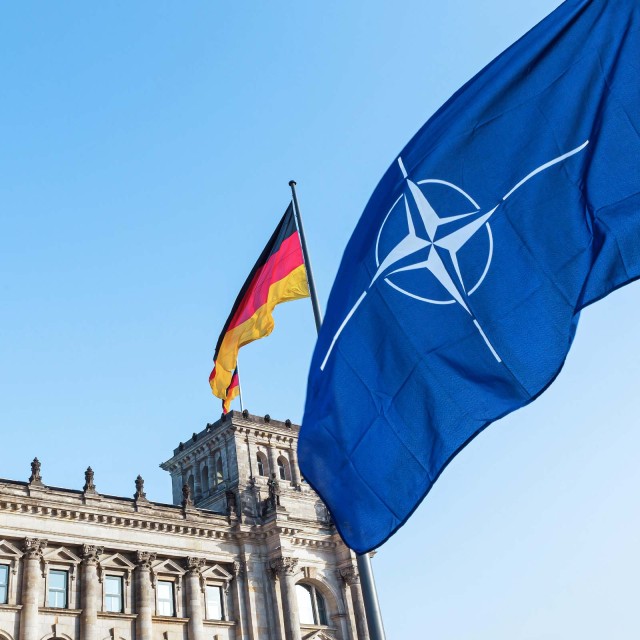 Deutschland und NATO Flagge vor dem Bundestag